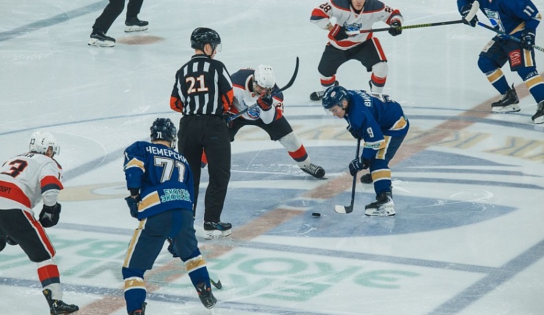 Хоккейный клуб «Калуга» обыграл соперников из Мурманска в овертайме