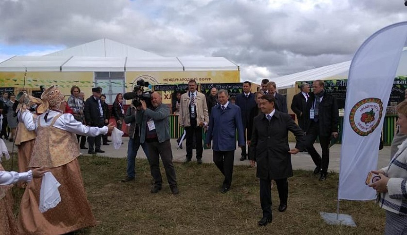 Почетные гости осмотрели экспозицию Хлебного фестиваля