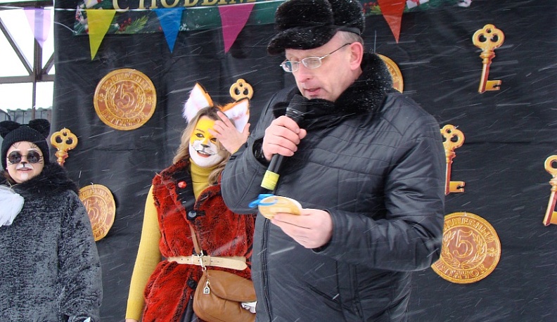 В Барятинском округе зажгли огни на главной новогодней елке