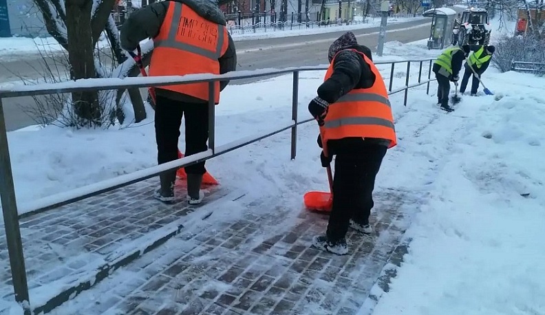 Калужские коммунальщики в усиленном режиме очищают город от снега