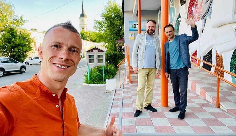 В Калугу приехал автор будущего памятника Белому Биму у Дома печати