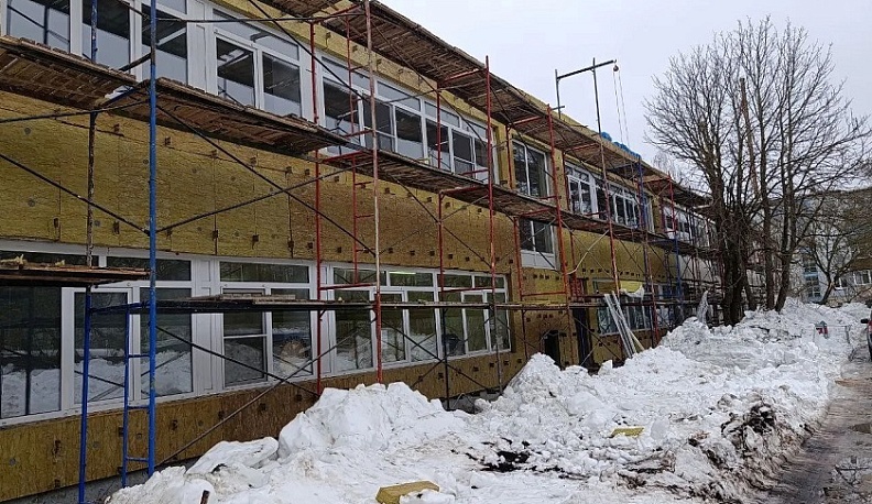 В Дзержинском округе продолжается ремонт детского сада «Улыбка»