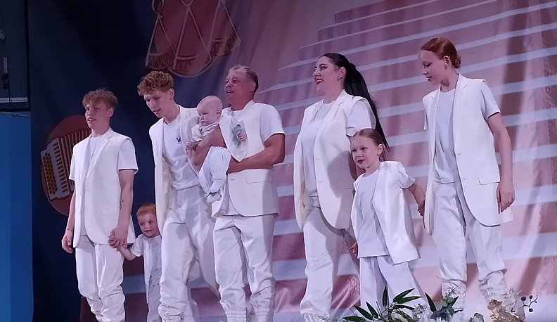 С домашних подмостков