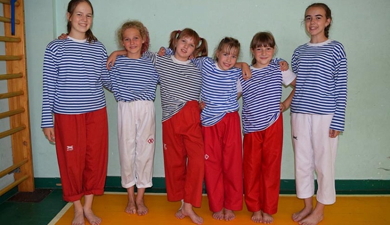 В Калужской области проходит флеш-моб в тельняшках