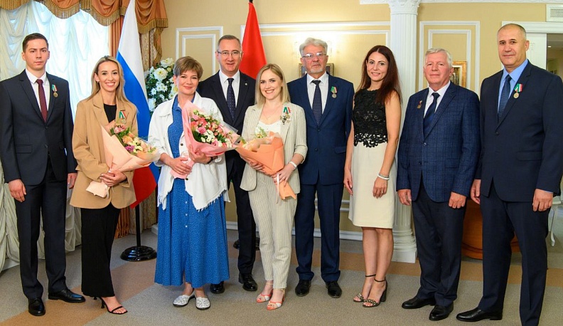 Владислав Шапша наградил калужских медиков, работавших в Первомайске