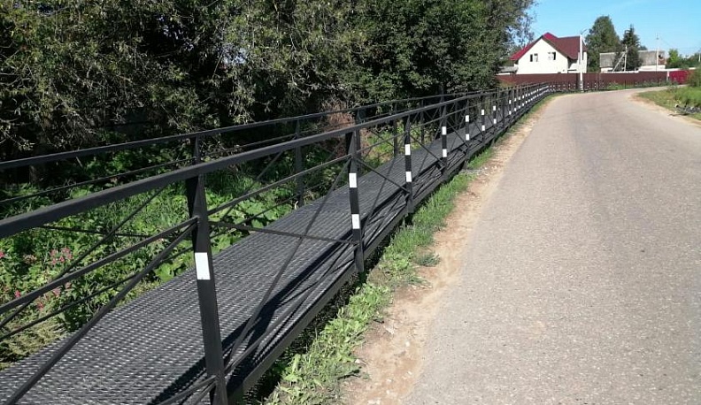 Общественники проконтролировали качество работ по благоустройству тротуара в Детчине