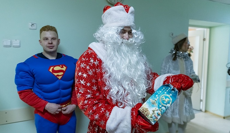 В Калуге новогодний десант спустился с крыши областной детской больницы