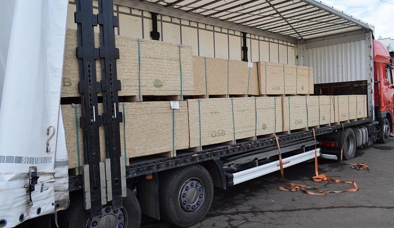 В подшефный Первомайск ЛНР из Калужской области прибыл очередной гуманитарный конвой со стройматериалами и бригада коммунальщиков