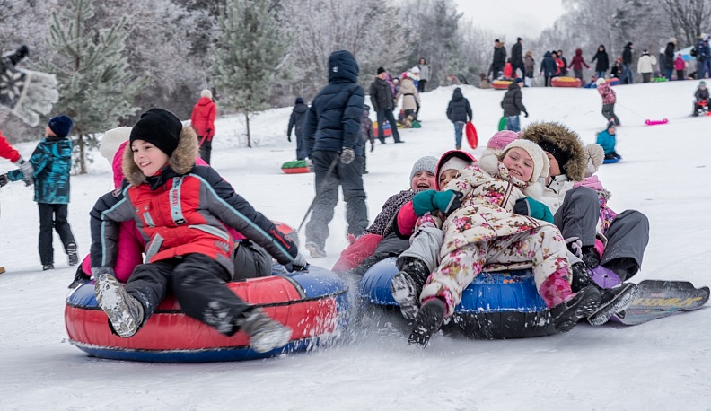 Ветераны-десантники в Людинове подарили детскому центру тюбинги