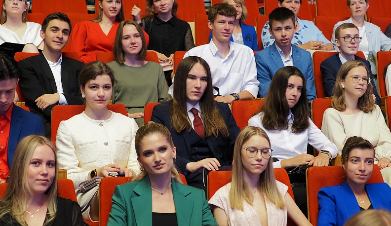 В администрации Калужской области медалистов встретили рэпом