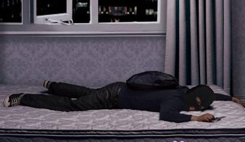 Женщина нашла в своем доме спящего вора