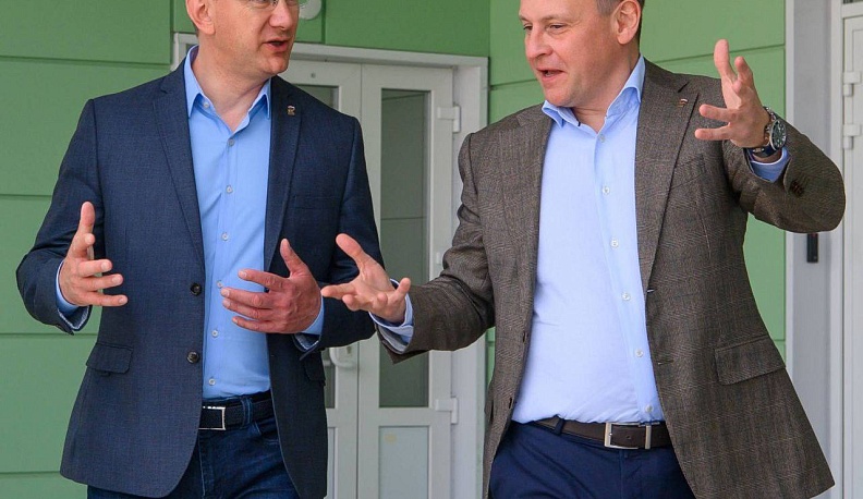 Владислав Шапша вместе с руководителем Центрисполкома «Единой России» Александром Сидякиным посетили строящиеся в Калуге школу и поликлинику