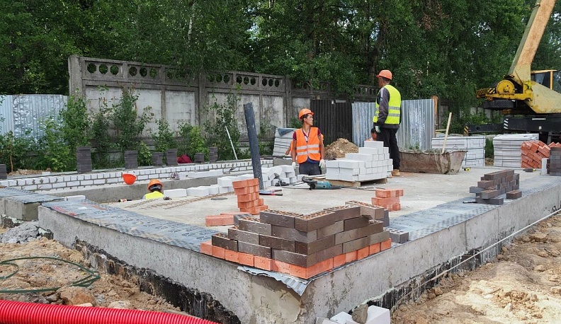 Мэр Калуги проверил ход строительства «Островов»