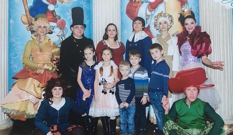 Министр дорожного хозяйства помогла малышам из мещовской многодетной семьи побывать в театре