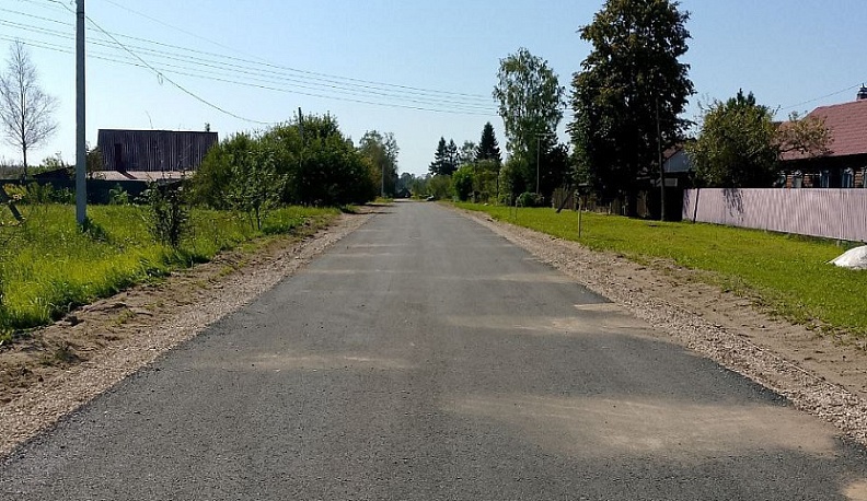 В Износковском районе по инициативе жителей уложили асфальт на дороге в селе