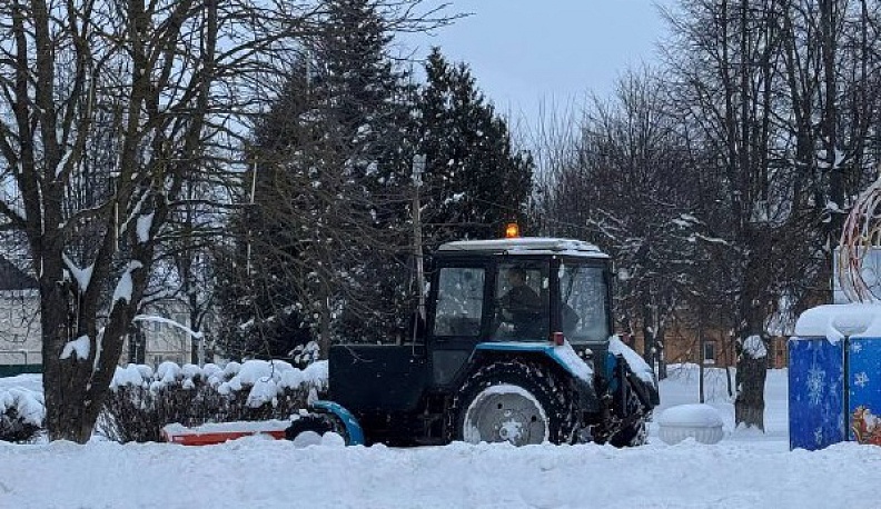 В Мещовске продолжаются работы по устранению последствий обильного снегопада 