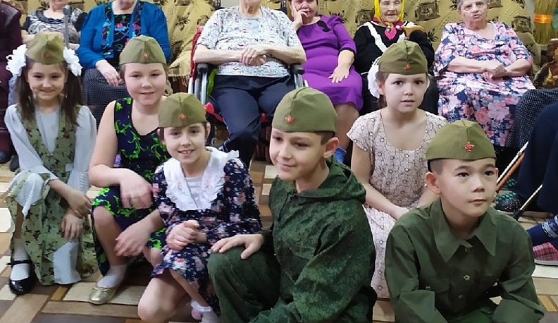 Воспитанники центра «Лучики надежды» приехали в Сухиничский дом-интернат с подарками 