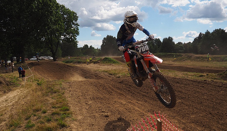 На юбилейный мотокросс в Хотькове съехались спортсмены со всей страны