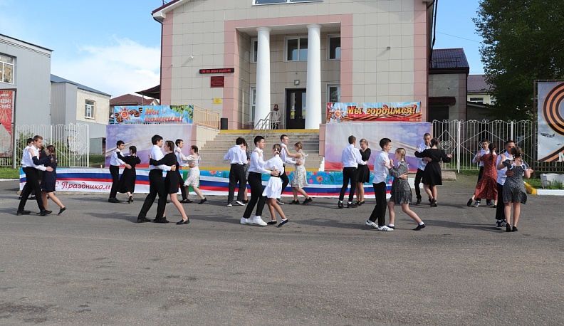 В Мещовском районе исполнили «Вальс Победы»
