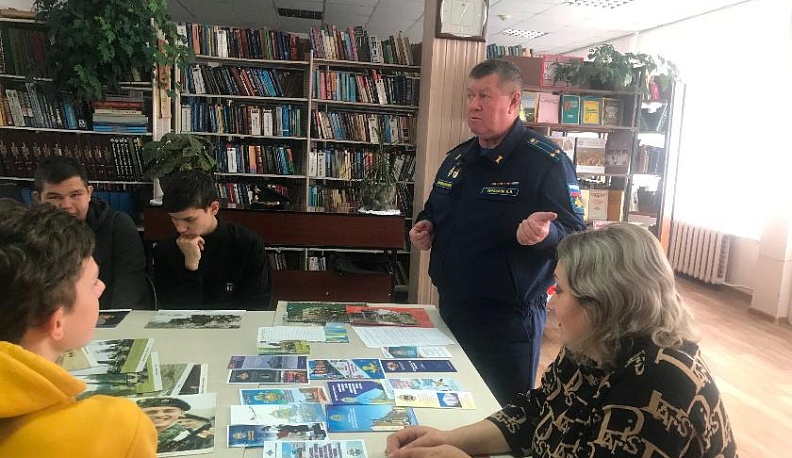 Хвастовичские старшеклассники встретились с военным комиссаром Хвастовичского и Ульяновского районов Игорем Черкасовым