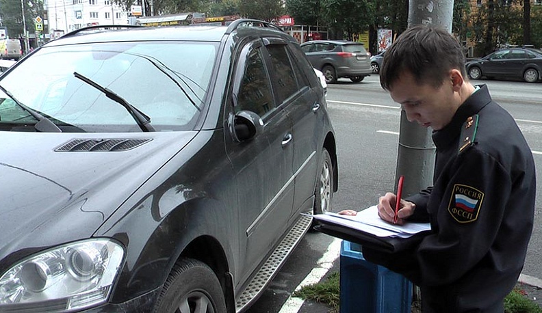 В Калуге арестовали Мерседес за 54 штрафа прямо у отделения судебных приставов 