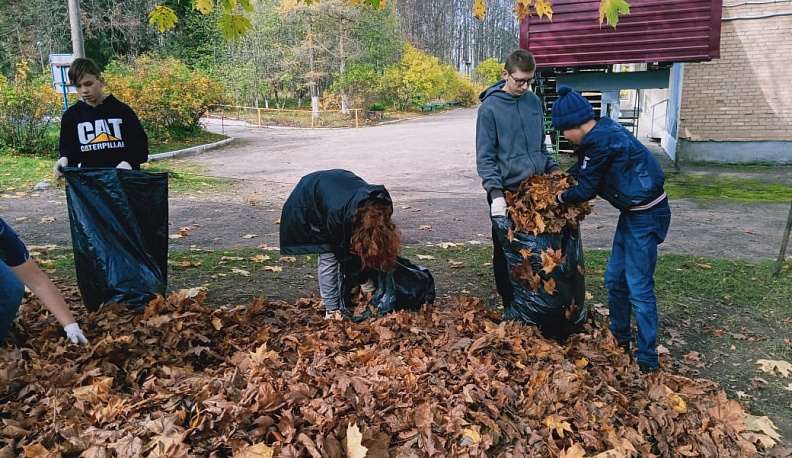 Молодёжь Кондрова организовала субботник в доме-интернате