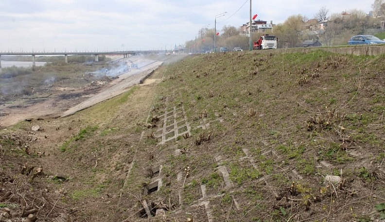 В Калуге продолжаются работы по расчистке набережной Оки