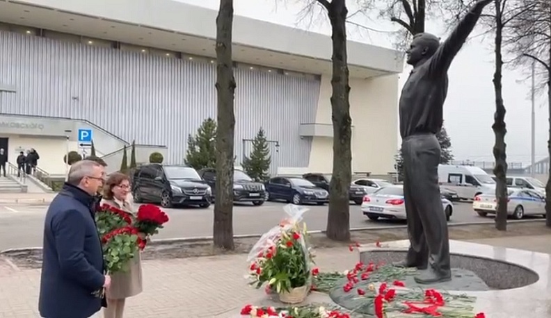 Владислав Шапша возложил цветы к памятнику Гагарину в Калуге