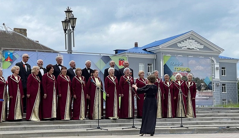 Людиновцы масштабно отметили день рождения родной страны
