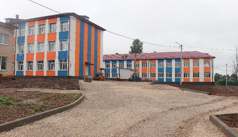 В Мещовской средней школе после капитального ремонта облагораживается и прилегающая территория