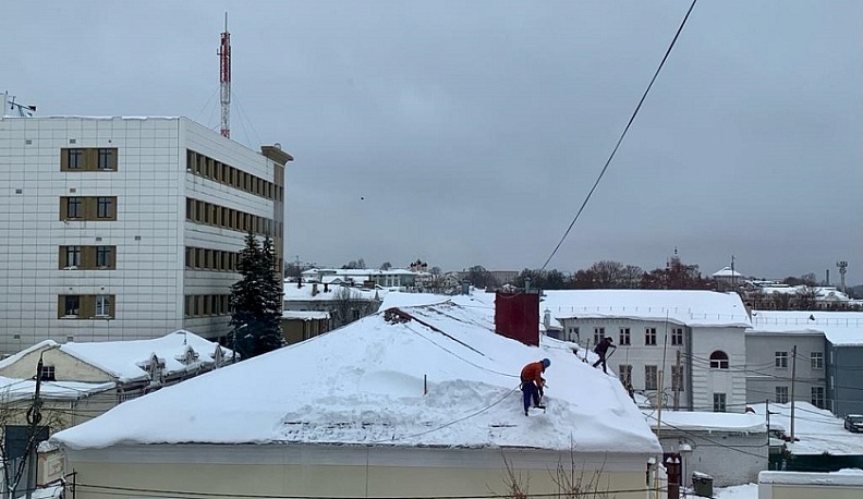В Калуге семь крыш очистят от сосулек и наледи 15 февраля