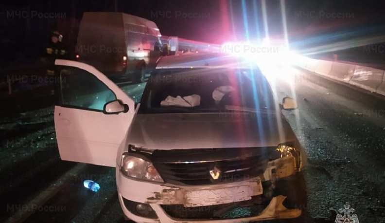 Легковушка и грузовик столкнулись на трассе в Калужской области