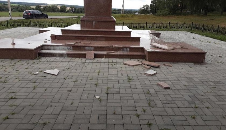 В Кременках стела «Рубеж воинской доблести» пострадала во время урагана 