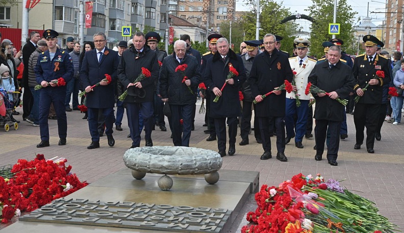 Калужане почтили память героев Великой Отечественной войны у Могилы Неизвестного Cолдата 