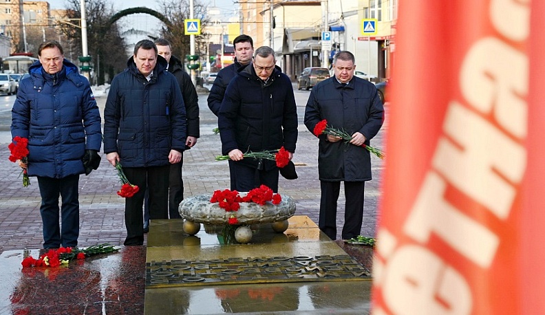 Владислав Шапша возложил цветы к Могиле неизвестного солдата в Калуге
