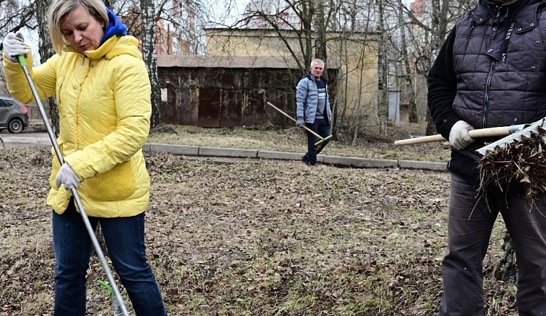 Обнинцы убрались на территории школы-колонии «Бодрая жизнь»