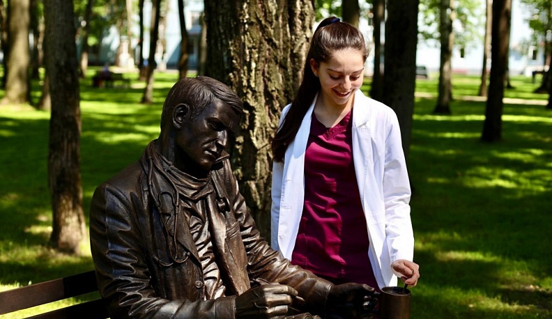 В парке медгородка в Обнинске появился памятник дежурному врачу