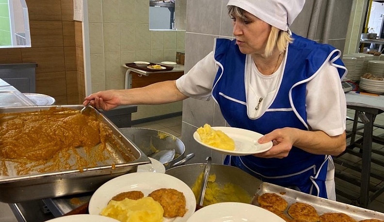 Калужский Роспотребнадзор выявил 45 нарушений в организации питания для школьников