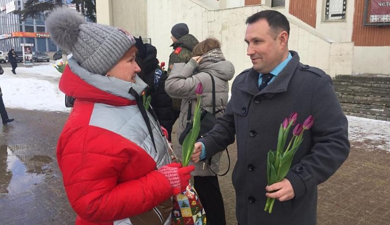 В центре Калуги общественники подарили женщинам цветы