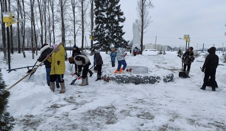 В Перемышльском округе чистят снег у памятников