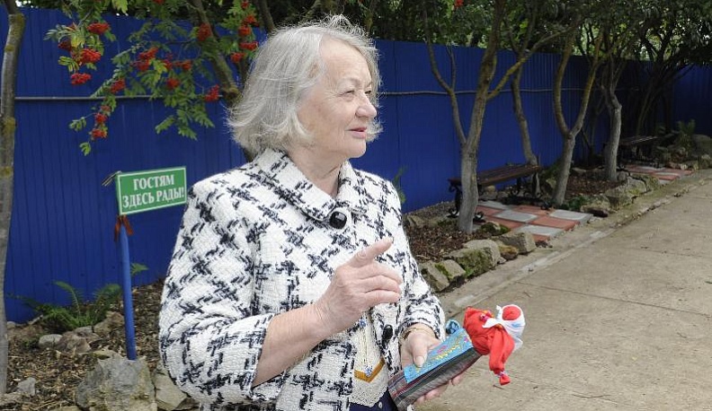 80-летняя калужанка все еще играет в куклы