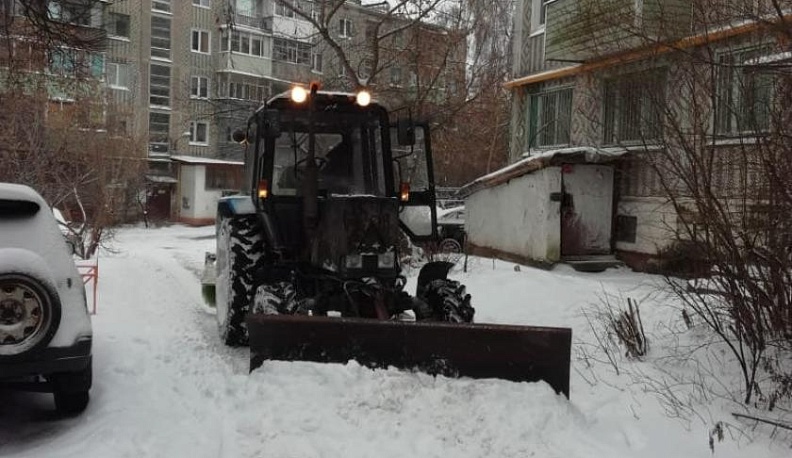 Коммунальщики чистят от снега калужские дворы лопатами и ковшами