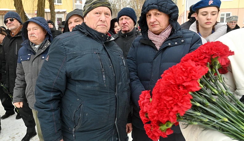 Владислав Шапша возложил цветы к памятнику воинам-интернационалистам
