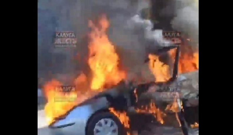 В Калуге на улице Чичерина сгорел легковой автомобиль