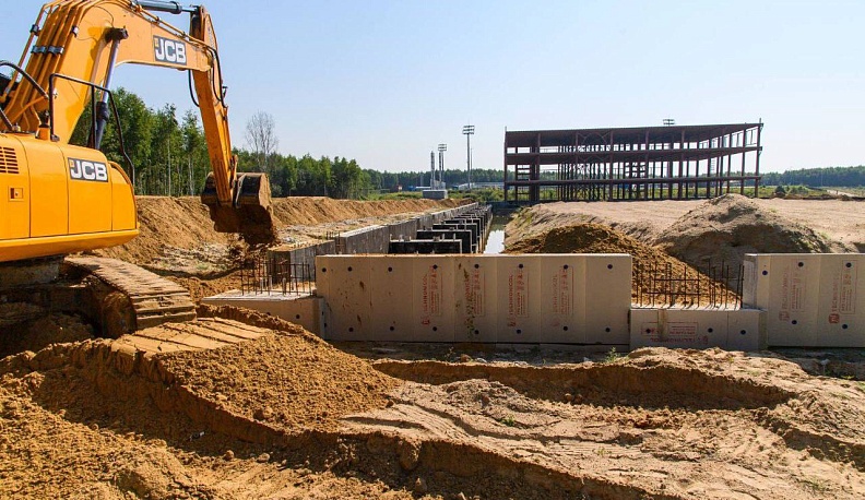 В Калуге собираются добиваться дополнительного финансирования строительства футбольного манежа и ТЮЗа