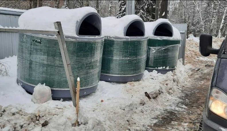 В Боровском районе по жалобам в соцсетях установили новые контейнеры и вывезли мусор