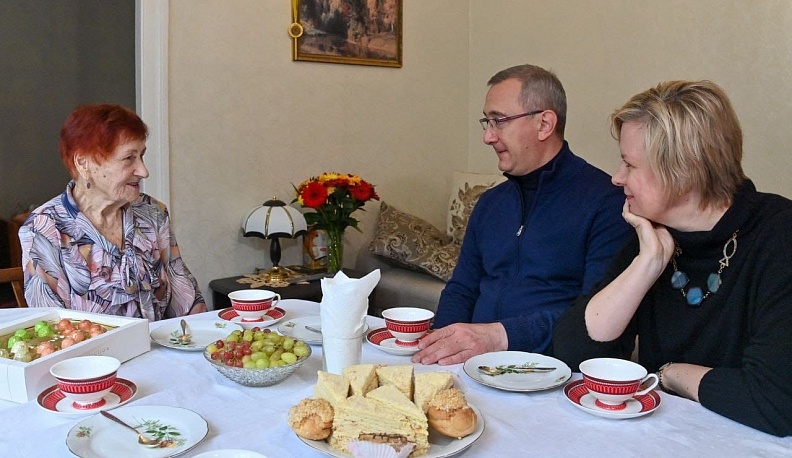 95-летний ветеран передала Владиславу Шапше папку с обращениями обнинцев