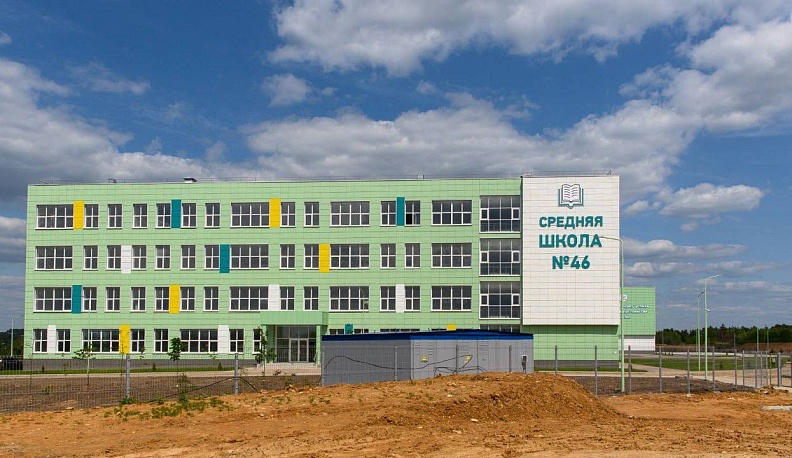 Владислав Шапша вместе с руководителем Центрисполкома «Единой России» Александром Сидякиным посетили строящиеся в Калуге школу и поликлинику