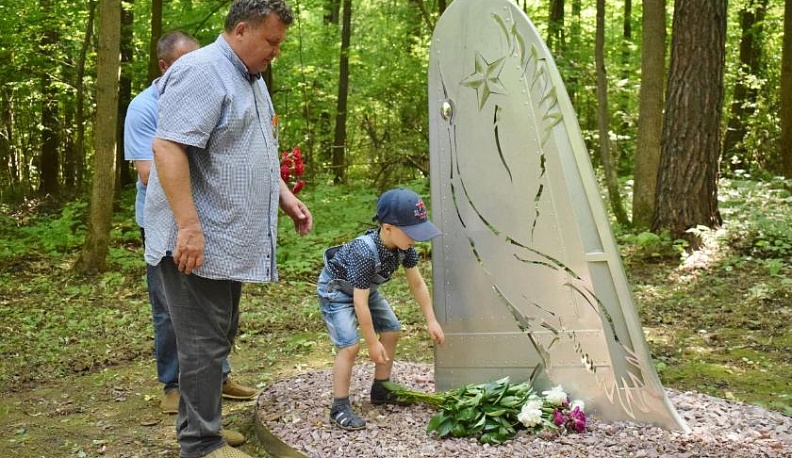 В Тарусском районе открыли памятник погибшему летчику