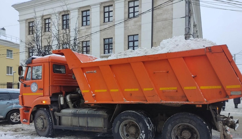 В Калуге на расчистку дорог от снега вышли 276 машин